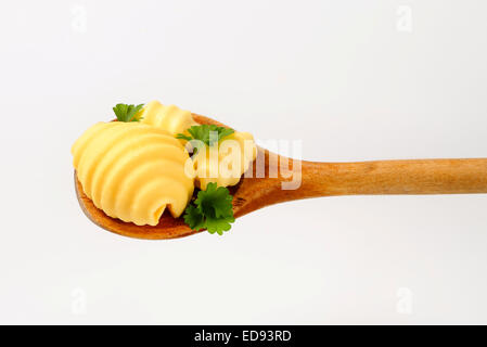 Butter locken auf Holzlöffel Stockfoto