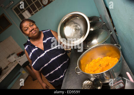 Mauritius, Chamarel, Palais de Barbizon, lokale kreolische Restaurant, Koch, Marie-Ange in Küche und bereitet Mittagessen Stockfoto