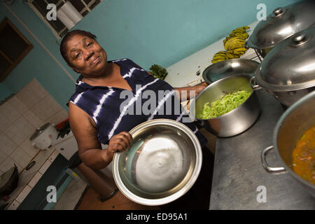 Mauritius, Chamarel, Palais de Barbizon, lokale kreolische Restaurant, Koch, Marie-Ange in Küche Stockfoto