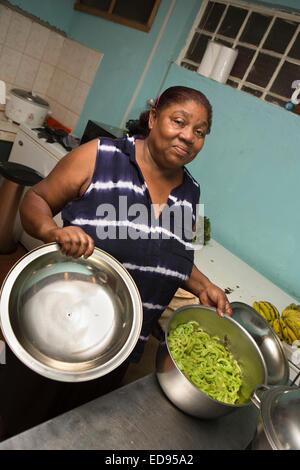 Mauritius, Chamarel, Palais de Barbizon, lokale kreolische Restaurant, Koch, Marie-Ange in Küche Stockfoto