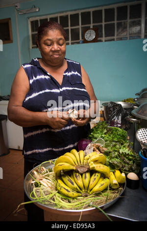 Mauritius, Chamarel, Palais de Barbizon, lokale kreolische Restaurant, Koch, Marie-Ange in Küche Stockfoto