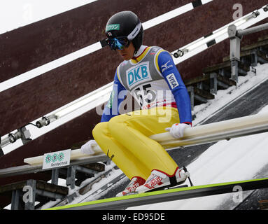 Schonach im Schwarzwald, Deutschland. 2. Januar 2015. Akito Watabe aus Japan bereitet seinen Sprung von der Schanze um während des Trainings für den Weltcup in der nordischen Kombination in Schonach im Schwarzwald, Deutschland, 2. Januar 2015. Foto: PATRICK SEEGER/Dpa/Alamy Live News Stockfoto