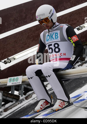 Schonach im Schwarzwald, Deutschland. 2. Januar 2015. Jason Lamy Chappuis aus Frankreich bereitet seinen Sprung von der Schanze um während des Trainings für den Weltcup in der nordischen Kombination in Schonach im Schwarzwald, Deutschland, 2. Januar 2015. Foto: PATRICK SEEGER/Dpa/Alamy Live News Stockfoto