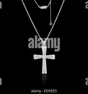 Diamant-Halskette mit Kreuz isolierten auf schwarzen Hintergrund Stockfoto