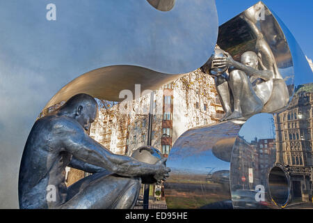 London Park Lane Lorenzo Quinn Skulptur mit dem Titel "Harmonie" Stockfoto