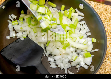 Kochen Sie hacken Sellerie auf ein Schneidebrett Stockfoto