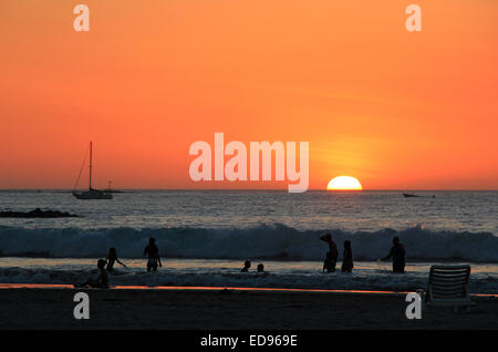 Sonnenuntergang am Strand von Tamarindo, Guanacaste, Costa Rica Stockfoto