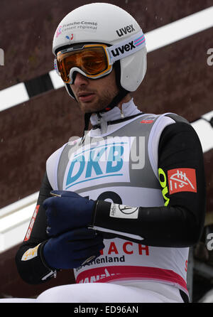 Schonach im Schwarzwald, Deutschland. 2. Januar 2015. Jason Lamy Chappuis aus Frankreich bereitet seinen Sprung von der Schanze um während des Trainings für den Weltcup in der nordischen Kombination in Schonach im Schwarzwald, Deutschland, 2. Januar 2015. Foto: PATRICK SEEGER/Dpa/Alamy Live News Stockfoto