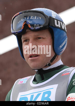 Schonach im Schwarzwald, Deutschland. 2. Januar 2015. Bernhard Gruber aus Österreich bereitet seinen Sprung von der Schanze um während des Trainings für den Weltcup in der nordischen Kombination in Schonach im Schwarzwald, Deutschland, 2. Januar 2015. Foto: PATRICK SEEGER/Dpa/Alamy Live News Stockfoto