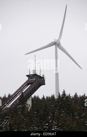 Schonach im Schwarzwald, Deutschland. 2. Januar 2015. Ein Windrad dreht sich neben der Sprungschanze um während des Trainings für den Weltcup in der nordischen Kombination in Schonach im Schwarzwald, Deutschland, 2. Januar 2015. Foto: PATRICK SEEGER/Dpa/Alamy Live News Stockfoto