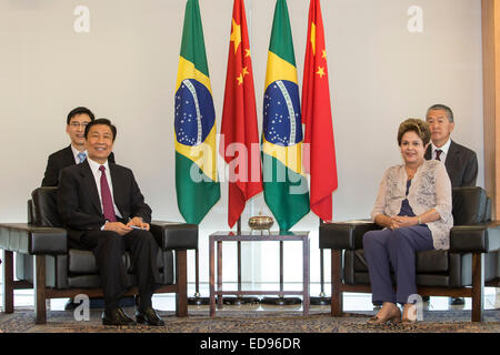 Brasilia, Brasilien. 2. Januar 2015. Brasilianische Präsidentin Dilma Rousseff (vorne R) trifft sich mit Chinesisch Vizepräsident Li Yuanchao (vorne L), wer hier als besondere ist Vertreter der chinesischen Staatspräsidenten Xi Jinping, in Brasilia, Hauptstadt von Brasilien, 2. Januar 2015. © Xu Zijian/Xinhua/Alamy Live-Nachrichten Stockfoto