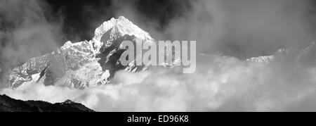 Gekappte Thamsherku Schneeberg, auf den Everest base camp Trek, UNESCO-Weltkulturerbe, Sagarmatha Nationalpark Stockfoto