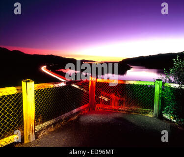 Der Aussichtspunkt am Bridal Veil State Park bietet Aussicht auf den Sonnenuntergang der Interstate 84 und dem Columbia River östlich von Portland, Oregon Stockfoto