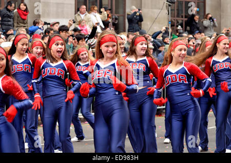 London, 1. Januar. Neujahr Parade von Piccadilly, Parliament Square. UDA Cheerleader Stockfoto