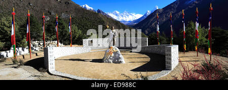 Sherpa Tenzing Norgay Memorial Stupa, Namche Bazar Dorf, Everest base camp Trek, Sagarmatha Nationalpark, Khumbu-region Stockfoto