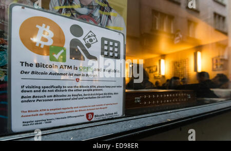 Zürich, Schweiz. 2. Januar 2015. "Bitcoin ATM" melden Sie im Fenster "Kafi Schoffel", ein Retaurant in Zürich downtown, die Bitcoins als Zahlungsmittel und ein Bitcoin ATM beherbergt akzeptiert. Die Bitcoin-ATM, die von der Firma "Bitcoin Suisse AG" betrieben wird können bis zu 250 EUR oder CHF (wie Bargeld eingesetzt) ein Bitcoin-Konto übertragen. Bildnachweis: Erik Tham/Alamy Live-Nachrichten Stockfoto