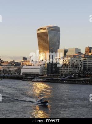 Die moderne Skyline der City of London mit dem Walkie Talkie Building mit Sonnenlicht spiegelt sich in den Fluss Themse London Stockfoto