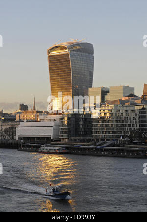 Die moderne Skyline der City of London mit dem Walkie Talkie Building mit Sonnenlicht spiegelt sich in den Fluss Themse London Stockfoto