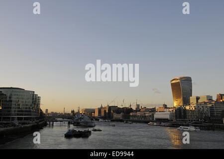 Blick vom Tower Bridge entlang der Themse und die HMS Belfast und die City of London, darunter The Walkie Talkie Gebäude nach rechts Stockfoto