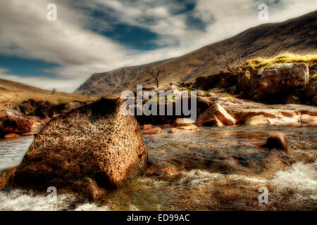 Der Fluß Etive fließt durch Glen Etive vor Ableitung in das Loch mit dem gleichen Namen in den Highlands von Schottland Stockfoto