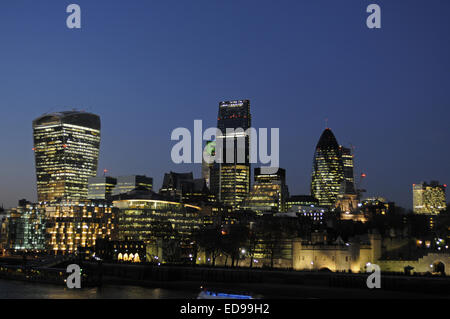 Die moderne Skyline der City of London mit dem Walkie Talkie Building, The Gherkin, The Cheesegrater und Tower of London Stockfoto