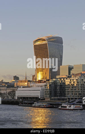 Die moderne Skyline der City of London mit dem Walkie Talkie Building mit Sonnenlicht spiegelt sich in den Fluss Themse London Stockfoto