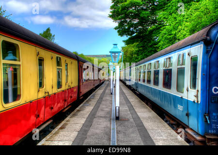 Eine vertraute Szene am Bahnhof Grosmont auf die North York Moors Railway. Stockfoto