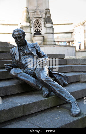 Die Statue von Thomas Attwood liegend auf den Stufen des Chamberlain Quadrat in Birmingham Stockfoto