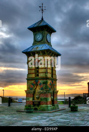 Der Uhrturm am Thnemouth, Tyne and Wear bei Sonnenaufgang. Stockfoto
