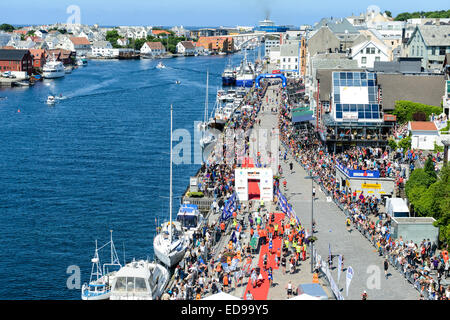 Menschenmassen strömen in die Ziellinie für Ironman 70.3 Norwegen in Haugesund. Stockfoto