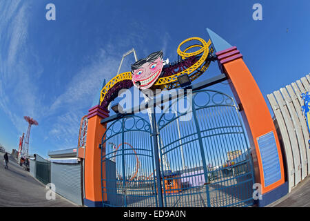 Ein Fischauge Blick auf den Luna Park-Eingang auf der Promenade in Coney Island, Brooklyn, New York Stockfoto