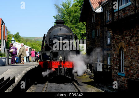 Ein Dampfzug will auf die North York Moors Railway Bahnhof Grosmont abgehen. Stockfoto