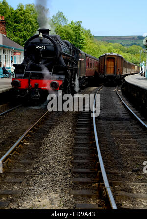 Ein Dampfzug will auf die North York Moors Railway Bahnhof Grosmont abgehen. Stockfoto