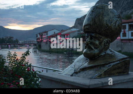 Traditionellen osmanischen Häuser hängen über den Fluss in Amasya Stockfoto