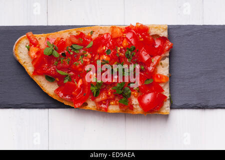 Bruschette mit Oregano auf Schiefer Stockfoto