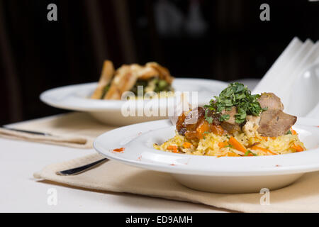 Gesunde schmackhafte Mahlzeit geschnittenes Roastbeef, herzhafte Reis und Gemüse garniert mit Soße und zum Abendessen in ein Restauran serviert Stockfoto