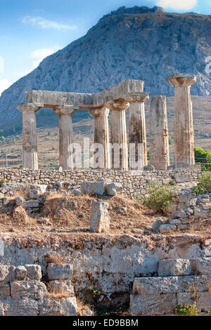 Tempel des Apollo in antiken Korinth mit Akrokorinth im Hintergrund. Peloponnes, Griechenland Stockfoto