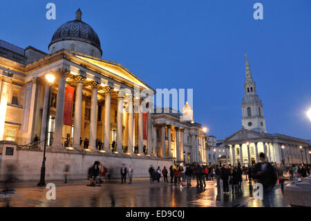 National Portrait Gallery mit Blick auf St. Martin in die Felder-Kirche auf dem Trafalgar Square, Westminster, London, UK Stockfoto