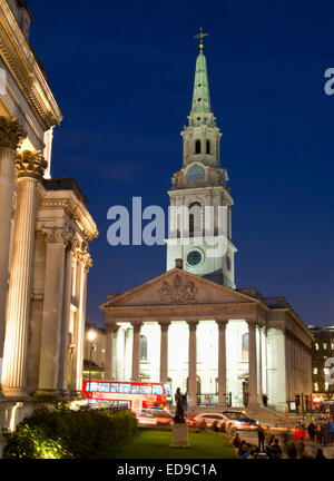 National Portrait Gallery mit Blick auf St. Martin in die Felder-Kirche auf dem Trafalgar Square, Westminster, London, UK Stockfoto