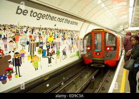 Ein Londoner U-Bahn Zug kommt am Bahnsteig der u-Bahnstation Oxford Circus auf der Victoria Line, London, UK Stockfoto