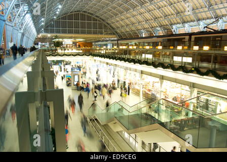 Obergeschoss des Bahnhofs St. Pancras International mit Blick auf die Champagner-Bar und mit Blick auf niedriger Ebene Abfahrten Stockfoto