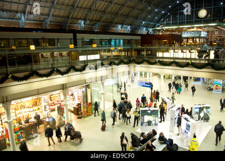 Obergeschoss des Bahnhofs St. Pancras International mit Blick auf die Champagner-Bar und mit Blick auf niedriger Ebene Abfahrten Stockfoto