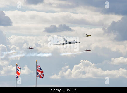 Britische Avro Vulcan, begleitet von drei Folland Gnat Düsen am Flügel & Räder 2014 Stockfoto