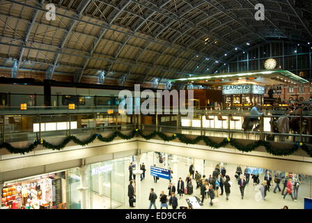 Obergeschoss des Bahnhofs St. Pancras International mit Blick auf die Champagner-Bar und mit Blick auf niedriger Ebene Abfahrten Stockfoto