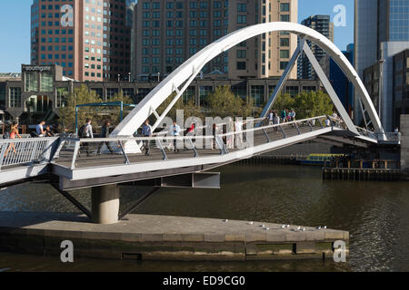 Eine Fußgängerbrücke, wie der Regenbogen Fußgängerbrücke bekannt, über den Fluss Yarra in Melbourne, Australien Stockfoto