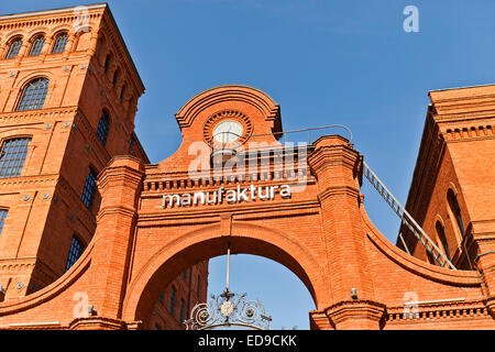 Eingang zur Herstellung Zentrum (ehemalige Fabrik Haupttor, um 1880) in Lodz, Polen Stockfoto