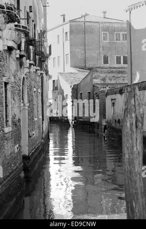 Fotografie in schwarz und weiß der Kanäle von der romantischen Stadt Venedig, Italien Stockfoto