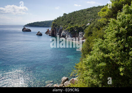 STAPHYLOS oder Stafilos, Blick auf die Küste von dem Pfad, der an den Strand nach unten geht. Skopelos, griechische Insel. Oktober. Stockfoto