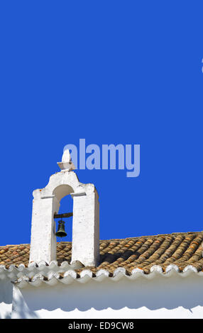 Dach der Kirche in Alte, Portugal Stockfoto