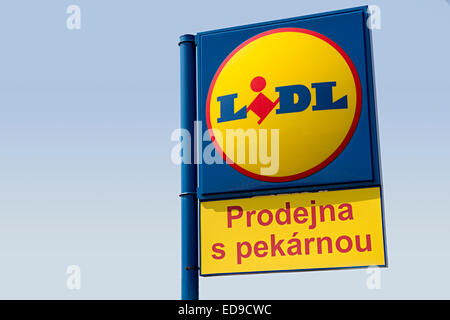 Lidl-Schild gegen blauen Himmel, Brno, Tschechische Republik Stockfoto